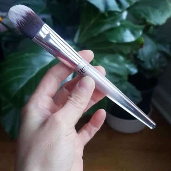 It Cosmetics Chic Foundation Brush - Picture 1 of 2